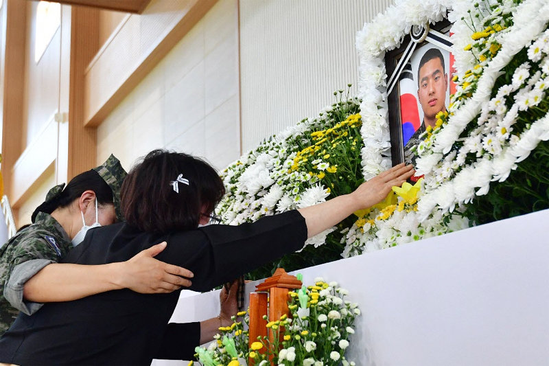 아들 영정사진 만지며 오열하는 엄마 20일 오후 경북 포항시 해병대 1사단에 마련된 고 채수근 상병 빈소에서 채 상병의 어머니가 아들의 영정 사진을 만지며 오열하고 
있다. 채 상병은 19일 경북 예천군 석관천에서 동료들과 함께 실종자를 수색하다 급류에 휩쓸려 순직했다. 포항=뉴스1