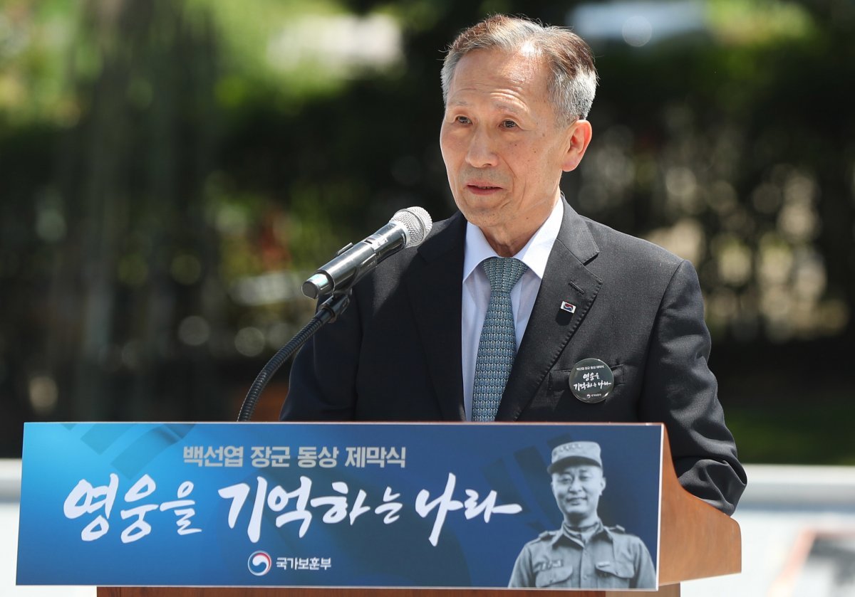 이명박(MB) 정권 시절 ‘국군 사이버사령부 댓글 공작 사건’을 재수사하도록 문재인 정부 청와대가 압력을 넣었다는 의혹을 수사하는 경찰이 최근 국방부를 압수수색한 것으로 파악됐다. 사진은 지난 5일 오후 경북 칠곡군 다부동전적기념관에서 열린 ‘고 백선엽 장군 동상 제막식 및 3주기 추모식’에 참석한 모습. 2023.07.05. [칠곡=뉴시스]