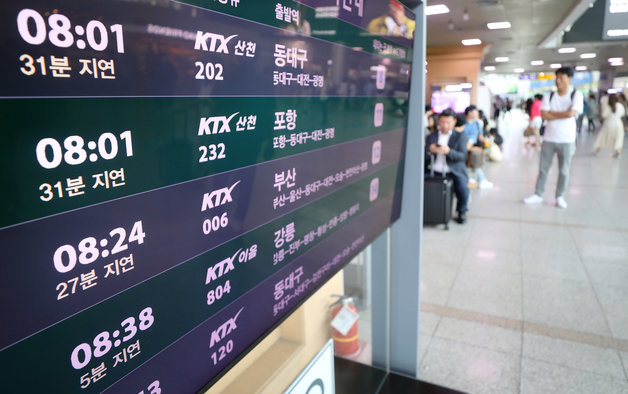 지난 19일 오전 서울역 열차도착안내 화면에 열차 지연 안내가 나오고 있다. 2023.7.19/뉴스1