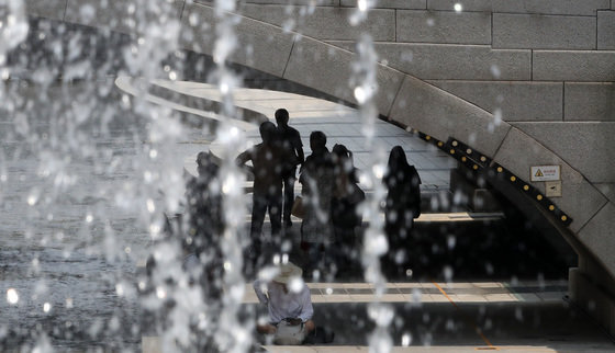 장마가 소강상태로 보이며 서울 일부 지역에 폭염경보가 발효된 20일 서울 중구 청계천을 찾은 시민들이 모전교 아래 그늘에서 휴식을 취하고 있다.  2023.7.20/뉴스1
