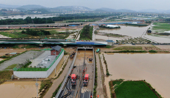 16일 미호천 제방 유실로 침수된 충북 청주시 오송읍 궁평2지하차도에서 군과 소방당국이 구조작업을 하고 있다. 2023.7.16/뉴스1
