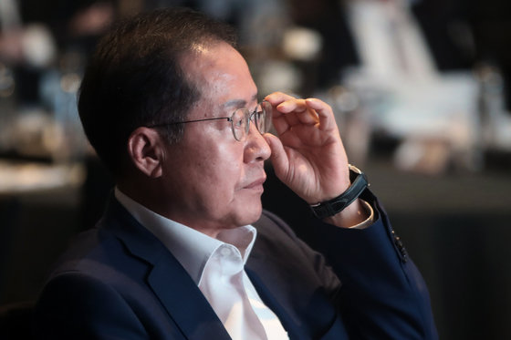 홍준표 대구시장이 29일 오후 서울 영등포구 여의도 페어몬트 앰배서더 서울 호텔에서 열린 ‘2023 대구투자설명회’에서 안경을 고쳐쓰고 있다. 2023.6.29/뉴스1