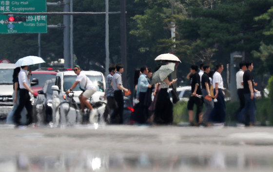 서울 영등포구 여의도 여의대로 일대 뜨겁게 달궈진 아스팔트 위로 아지랑이가 피어오르고 있다. (뉴스1 DB) 2023.7.20 뉴스1