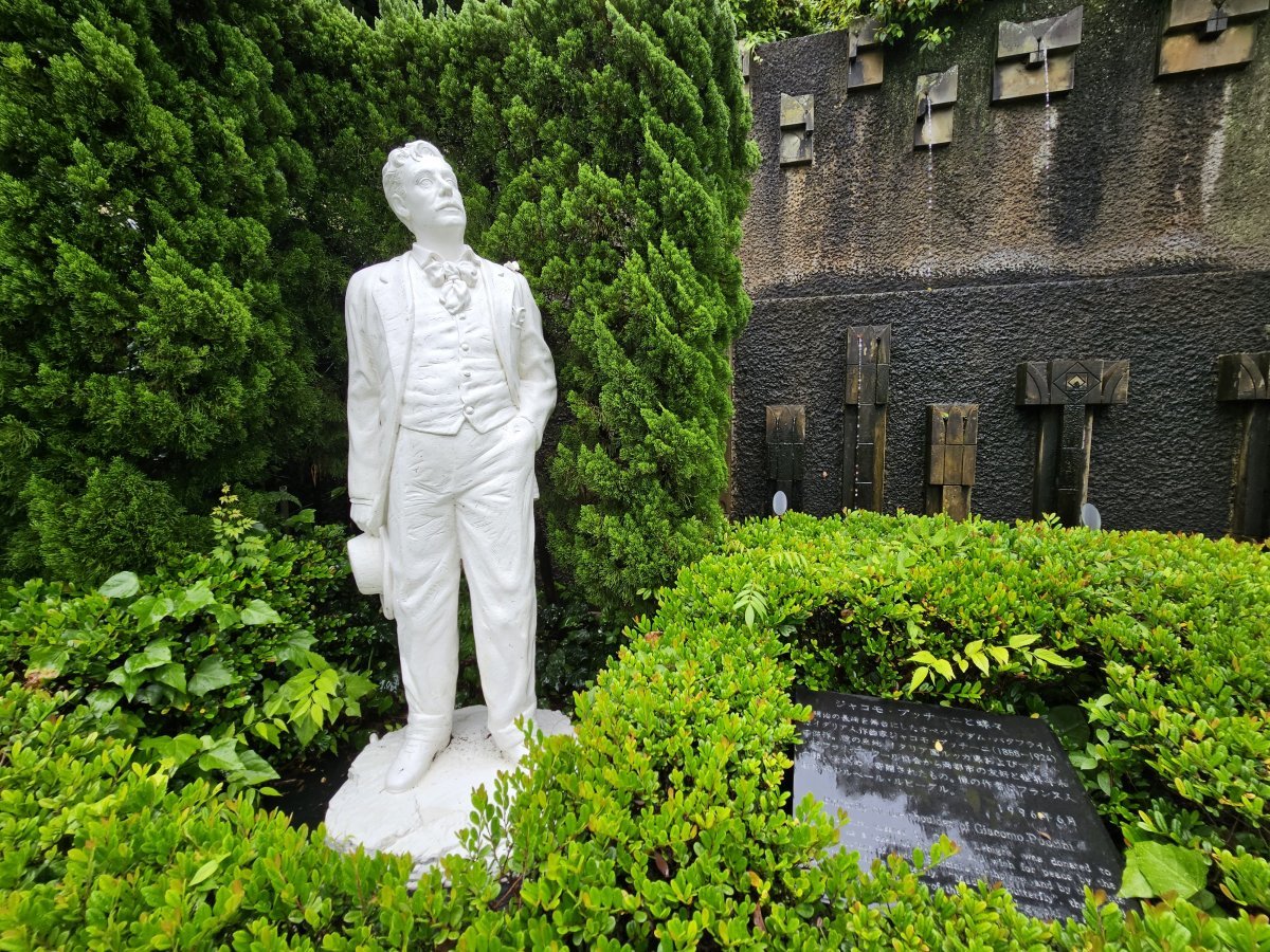글로버 가든에 세워져 있는 오페라 ‘나비부인’의 작곡가 자코모 푸치니 조각상.