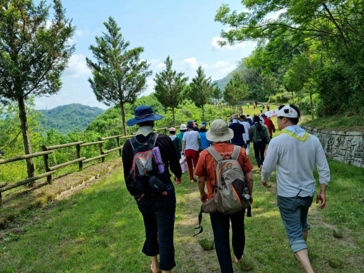 5월 전북 장수군 장수읍 승마레저파크 승마로드 10km에서 500여명이 참가한 가운데 열린 제4회 생명살리기 맨발걷기 축제. 맨발걷기국민운동본부 제공.