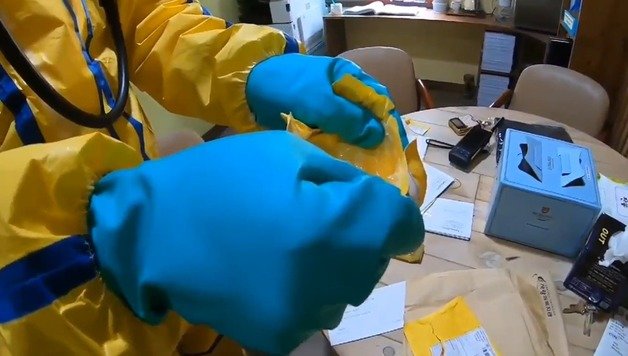 19일 울산 동구의 한 장애인 복지시설에 유해물질로 추정되는 우편물이 도착해 소방대원이 시료를 채취하고 있다. (울산소방본부 제공)