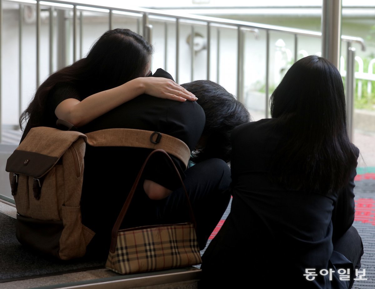 눈물 흘리는 동료 교사들 21일 오후 서울 서초구의 한 초등학교에서 동료 교사들이 극단적 선택을 한 교사를 추모하며 
서로 위로하고 있다. 서울교사노동조합은 이날 고인이 다니던 학교에 근무했거나 현재 근무 중인 교사들의 증언을 공개하며 “학부모의 
과도한 민원과 학생 생활지도의 어려움을 짐작할 수 있는 여러 정황을 확인했다”고 밝혔다. 송은석 기자 
silverstone@donga.com