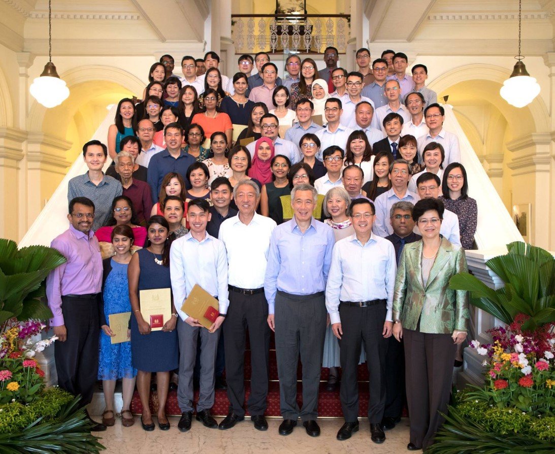 리셴룽 싱가포르 총리와 관료들의 기념사진 촬영 모습. 싱가포르 공무원은 높은 연봉과 함께 민간보다 훨씬 높은 수준의 복지혜택을 누리고 있다. 싱가포르 정부 채용 홈페이지