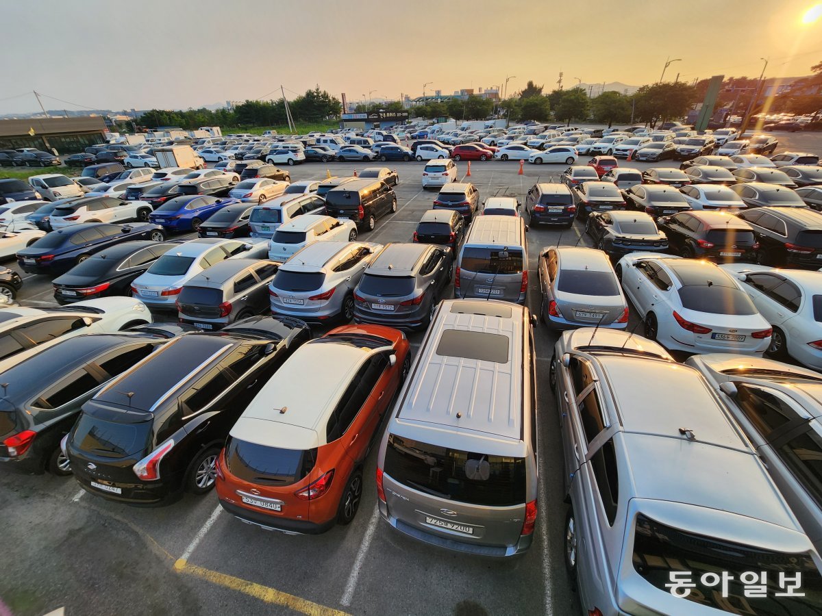 19일 경기 수원시에 위치한 ‘남수원 자동차매매단지’ 주차장에 중고차들이 빼곡하게 들어차 있다. 수원=한재희 기자 hee@donga.com