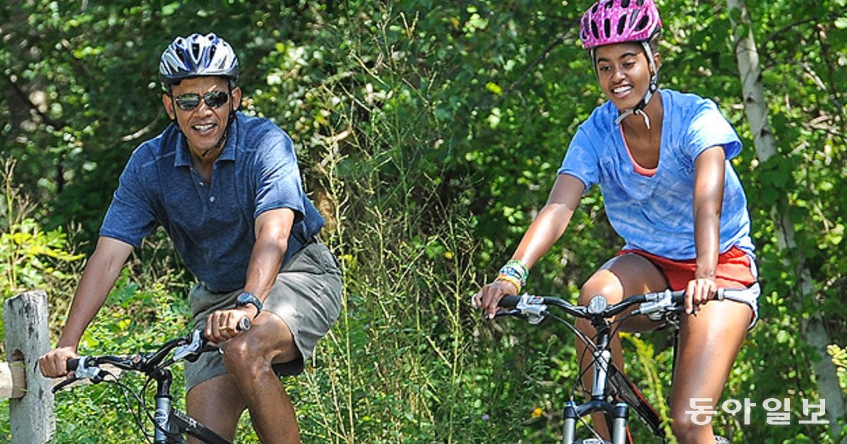 딸과 함께 자전거를 타며 건강을 챙기는 버락 오바마 대통령. 백악관 홈페이지