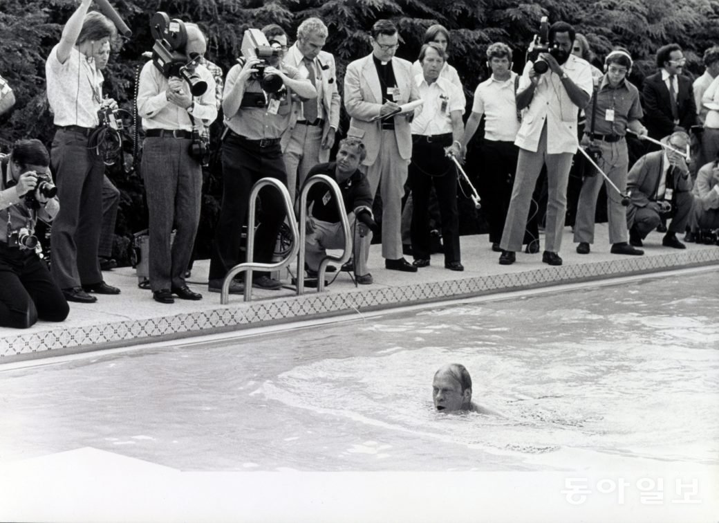 1975년 백악관 수영장 완공식에서 수영 시범을 보이는 제럴드 포드 대통령. 백악관역사협회(WHHA) 홈페이지