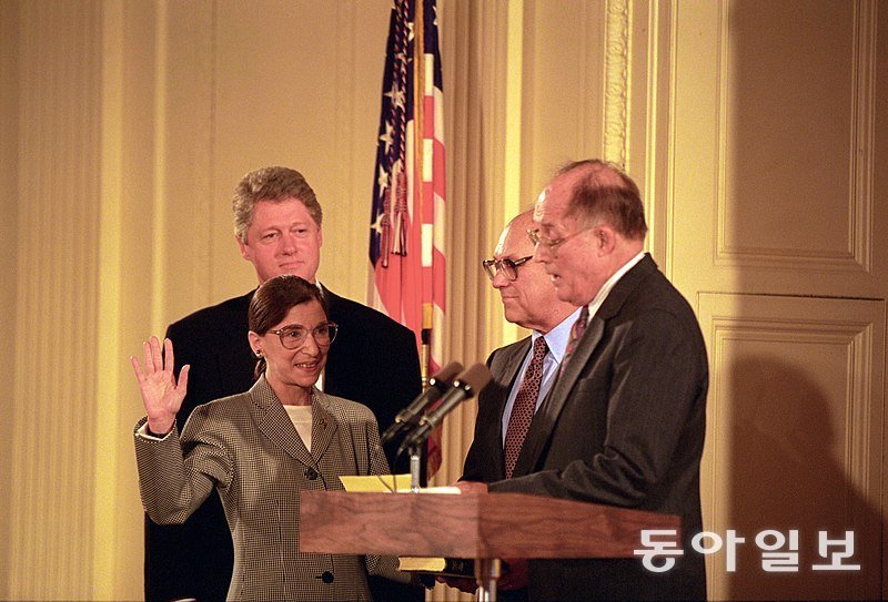 1993년 윌리엄 렌퀴스트 연방대법원장 앞에서 취임 선서를 하는 루스 베이더 긴즈버그 대법관. 위키피디아