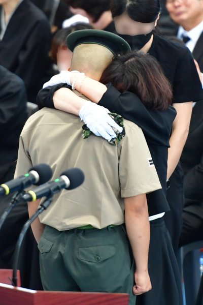 22일 경북 포항시 남구 해병대 1사단 내 김대식 관에서 엄수된 고 채수근 상병 영결식에서 채 상병의 어머니가 채 상병의 동기를 안아주며 오열하고 있다. 채 상병은 집중호우 피해지역인 경북 예천군에서 실종자 수색 도중 급류에 휩쓸려 순직했다.2023.7.22/뉴스1