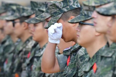 22일 경북 포항시 남구 해병대 1사단 내 김대식 관에서 엄수된 고 채수근 상병 영결식에서 해병대원이 눈물을 흘리며 채 상병의 마지막 길을 지켜보고 있다. 채 상병은 집중호우 피해지역인 경북 예천군에서 실종자 수색 도중 급류에 휩쓸려 순직했다.2023.7.22/뉴스1