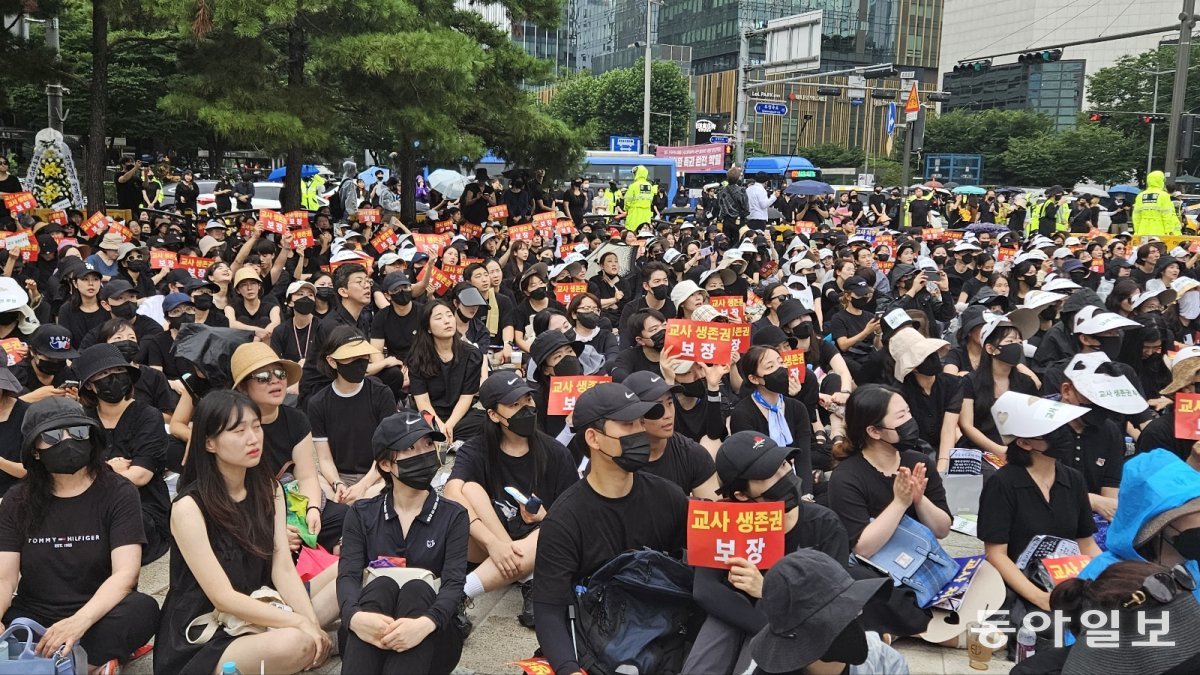 22일 서울 종로구 보신각 앞, 나흘 전 숨진 채 발견된 초등학교 여교사 추모 집회가 열렸다. 집회에 참여한 교사들이 ‘교사의 생존권 보장’이라는 문구가 적힌 피켓을 들고 있는 모습. 이상환 기자(payback@donga.com)