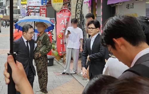 한동훈 법무부 장관이 22일 서울 관악구 신림역 인근 ‘묻지마 흉기난동’ 사건이 일어난 현장을 찾아 애도를 표하고 있다. (독자 제공) 2023.7.22/뉴스1