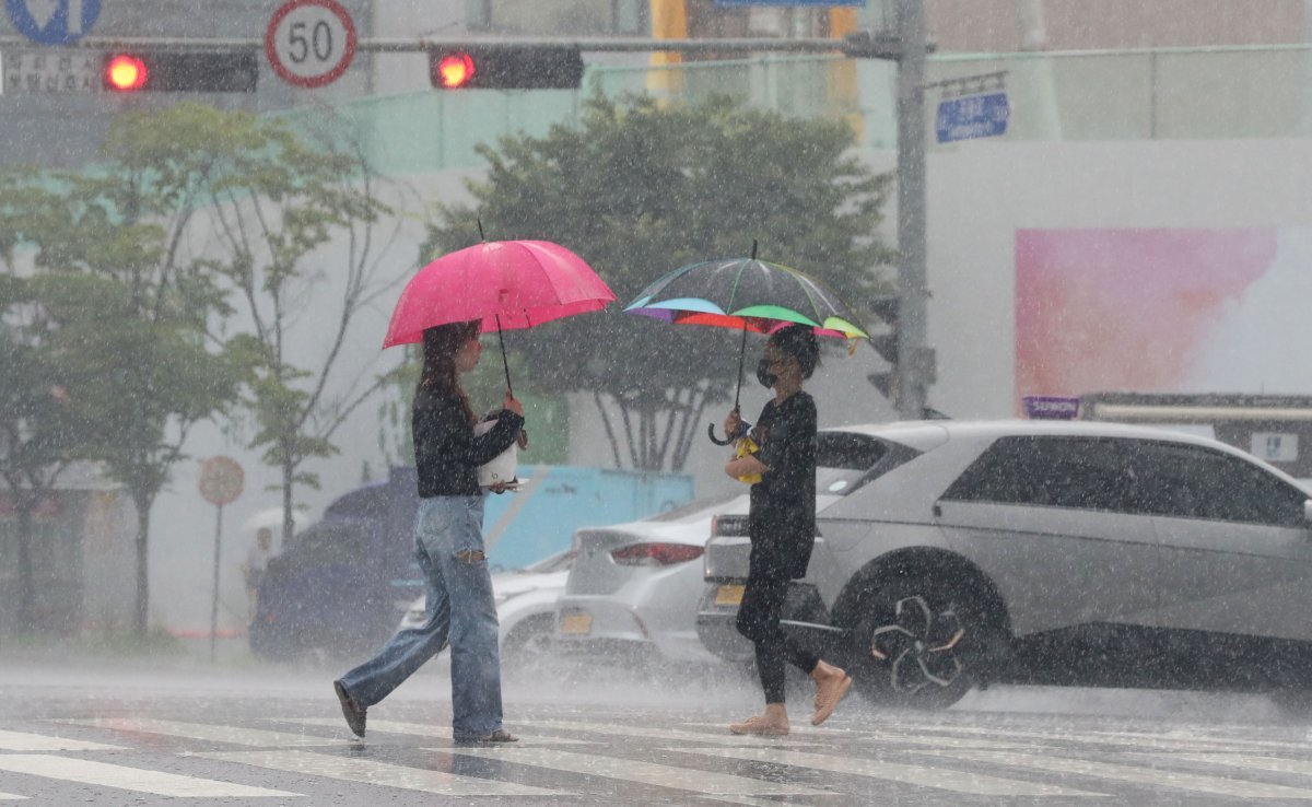 수도권 일대에 호우주의보가 발효된 13일 경기 수원시의 한 거리에서 우산을 쓴 시민들이 발걸음을 옮기고 있다. 2023.7.13/뉴스1