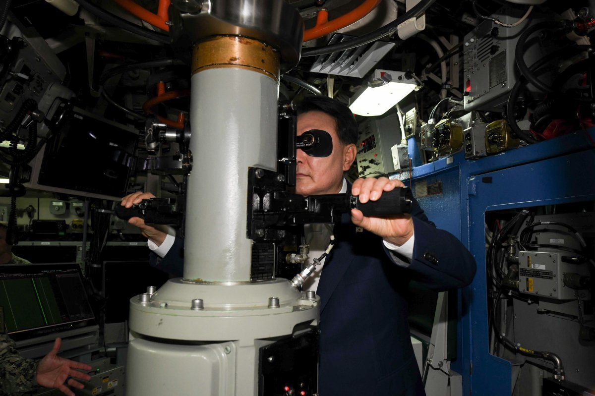 윤석열 대통령이 19일 오후 부산 남구 해군작전사령부 부산작전기지에 정박 중인 미국 오하이오급 핵추진 탄도유도탄 잠수함(SSBN) 켄터키함(SSBN-737)에 승함해 내부 시설을 둘러보고 있다. 사진=미 해군 제공