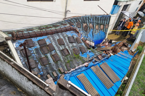23일 오전 광주 남구 방림동의 한 노후주택이 무너져 소방당국이 통제하고 있다. 광주시 제공