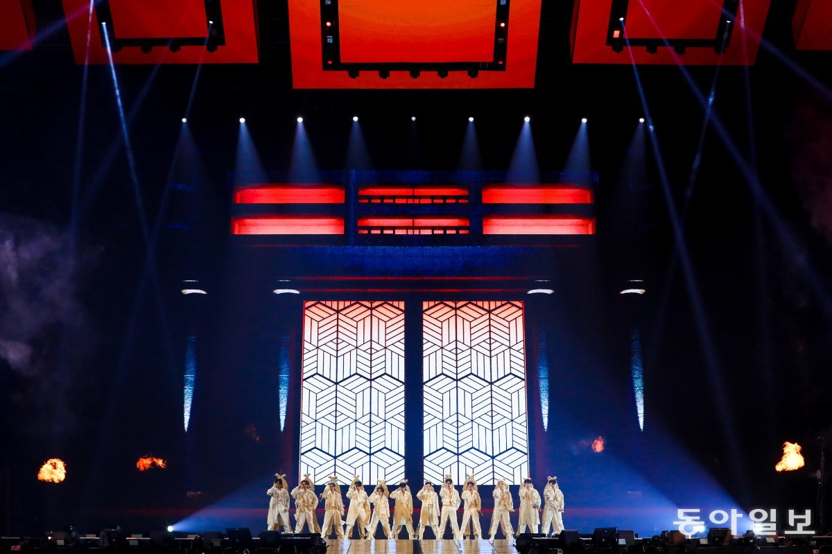 서울 구로구 고척스카이돔에서 21, 22일 열린 세븐틴 콘서트 ‘Follow’에서 멤버들이 ‘손오공’을 선보이고 있다. 이틀간의 공연 티켓은 전석 매진됐고, 공연장에는 총 3만4000여 명의 관객이 몰렸다. 플레디스엔터테인먼트 제공