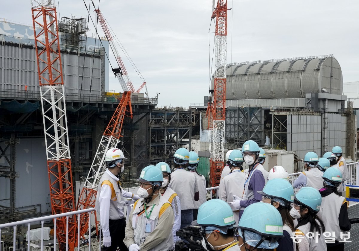 도쿄전력이 21일 본보 등 외국 기자들에게 후쿠시마 제1원전의 오염수 방류를 위한 설비를 공개했다. 사진은 폐로를 추진 중인 1~4호기의 모습. 2011년 3월 동일본 대지진과 지진해일로 지붕이 날아가거나 찌그러진 채 처참한 모습이다.    후쿠시마 공동취재단