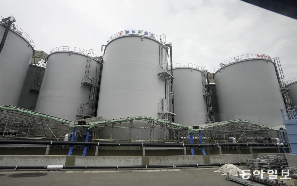 후쿠시마 제1원전 부지에 설치된 오염수 탱크. 원전에는 높이 15m의 거대한 오염수 탱크가 1000개 가량 설치됐다.    후쿠시마 공동취재단