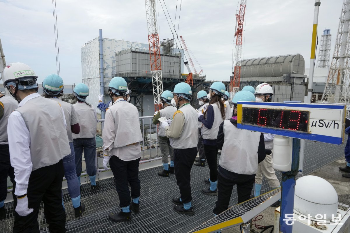 2011년 사고가 발생한 후쿠시마 제1원전 원자로 건물에서 80m 가량 떨어진 곳에 설치된 방사선량 계측기가 61.3μSv를 가리키고 있다. 원전 입구보다 수십~수백 배 높은 수준이다.   후쿠시마 공동취재단