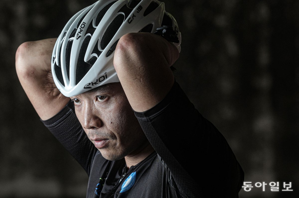장애인 사이클 국가대표 상비군 나형윤 선수가 5월 6일 경기 전 헬멧을 쓰고 있다.