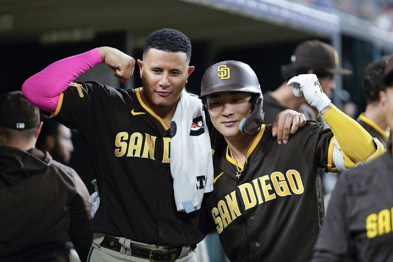 김하성(오른쪽)이 23일 미국프로야구 메이저리그(MLB) 디트로이트 방문경기에서 7회초에 시즌 12호 홈런을 쏘아올린 뒤 샌디에이고 동료 매니 마차도와 기쁨을 나누고 있다. 디트로이트=AP 뉴시스