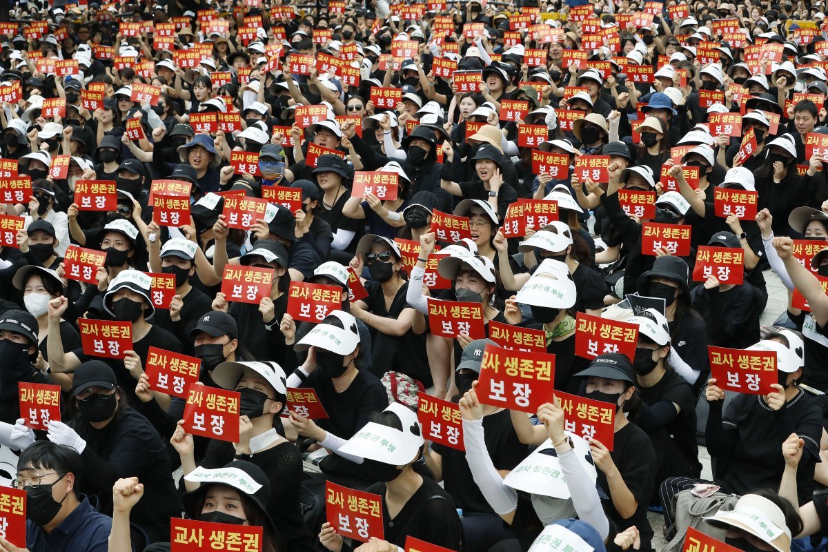 전국의 교사들이 22일 서울 종로구 보신각 앞에서 서이초 교사 사망 사건에 대한 추도식 및 교사 생존권을 위한 집회를 열고 진상 규명과 교권확립 대책 마련을 촉구하고 있다. 2023.07.22. 뉴시스