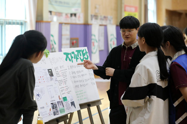 지난 19일 고교학점제 선도학교인 서울 관악구 구암고등학교에서 열린 ‘교육과정 박람회’에서 학생들이 선배들에게 선택과목 탐색 상담을 받고 있다. 2023.7.24 ⓒ 뉴스1