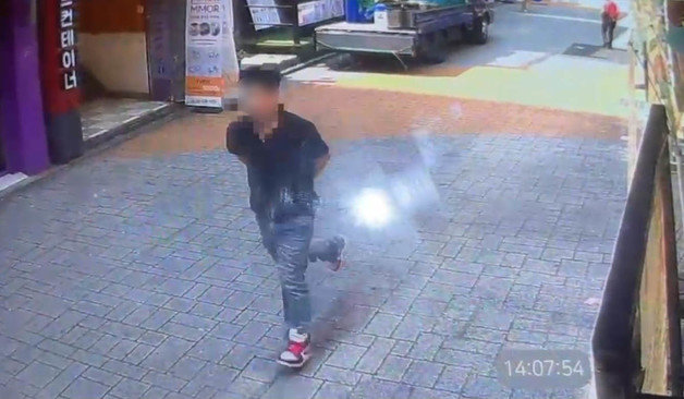 21일 오후 2시7분쯤 서울 관악구 신림동 인근 칼부림 사건 범인이 도주하고 있는 장면이 녹화된 골목 폐쇄(CC)회로 영상캡쳐.(독자제공) 2023.7.21