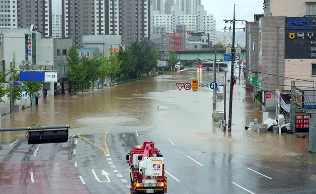 24일 아침 집중호우로 침수된 목포시 석현동 일대 도로 현장 모습. (전남도 제공) 2023.7.24