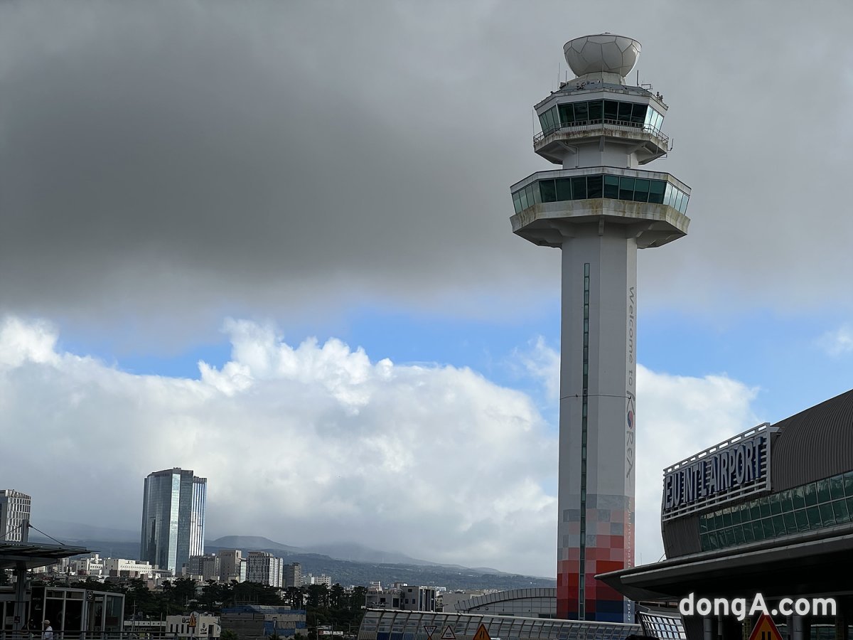 제주공항에서 보이는 제주드림타워 복합리조트(그랜드하얏트 제주) 타워