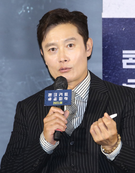 배우 이병헌이 21일 서울 광진구 롯데시네마 건대입구에서 열린 영화 ‘콘크리트 유토피아’(감독 엄태화) 제작보고회에서 취재진 질문에 답하고 있다. ‘콘크리트 유토피아’는 대지진으로 폐허가 되어 버린 서울, 유일하게 남은 황궁 아파트로 생존자들이 모여들며 시작되는 이야기를 그린 재난 드라마다. 2023.6.21/뉴스1