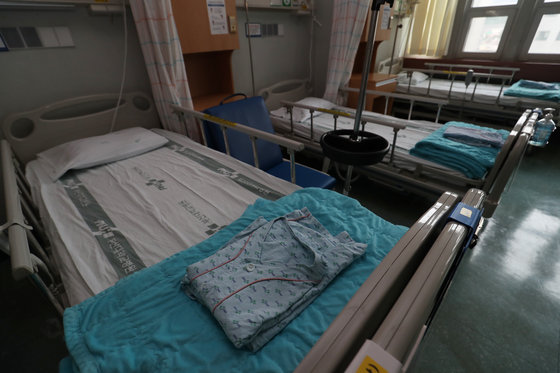 보건의료노조가 처우개선, 공공의료 확충 등을 요구하며 총파업에 돌입한 13일 오후 부산 서구 부산대병원 일반병동 병실이 텅 비어 있는 가운데 침상에 환자복이 놓여 있다. 부산대병원은 보건의료노조 총파업에 대비해 지난 11일부터 중환자, 전원 불가 환자를 제외한 대부분의 환자들을 전원·퇴원 조치했다. 2023.7.13. 뉴스1