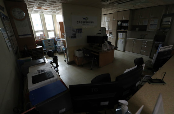보건의료노조가 처우개선, 공공의료 확충 등을 요구하며 총파업에 돌입한 13일 오후 부산 서구 부산대병원 일반병동 간호사실이 텅 비어 있다. 부산대병원은 보건의료노조 총파업에 대비해 지난 11일부터 중환자, 전원 불가 환자를 제외한 대부분의 환자들을 전원·퇴원 조치했다. 2023.7.13. 뉴스1