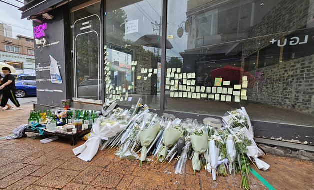 22일 서울 관악구 신림역 인근 ‘묻지마 흉기난동’ 사건이 일어난 현장에 사망한 20대 A씨를 추모하는 국화꽃이 놓여 있다. (독자 제공) 2023.7.22/뉴스1