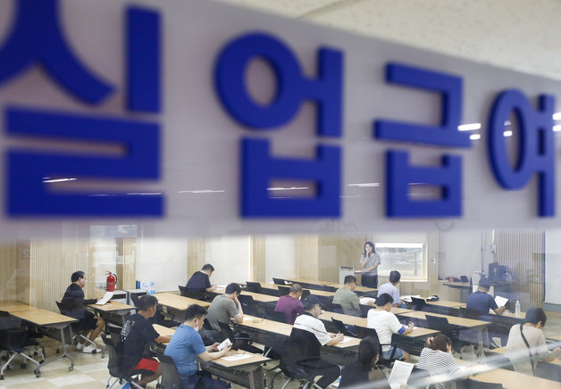 서울 중구 서울고용복지플러스센터에서 민원인들이 실업급여 관련 설명을 듣고 있다… 2023.7.12/뉴스1