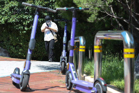 22일 오전 서울 중구 동국대학교 앞에 전동킥보드가 놓여 있다. 2021.7.22/뉴스1