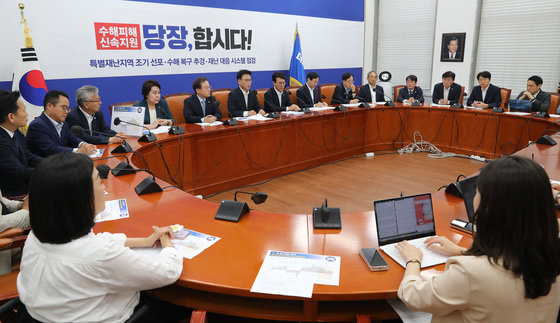 더불어민주당 원내지도부가 18일 오전 서울 여의도 국회에서 열린 원내대책회의를 하고 있다. 2023.7.18 뉴스1