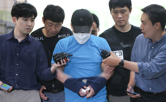 ‘신림동 칼부림’ 피의자 조모씨가 23일 서울 서초구 서울중앙지방법원에서 열린 구속 전 피의자심문(영장실질심사)에 출석하고 있다. 2023.7.23 뉴스1