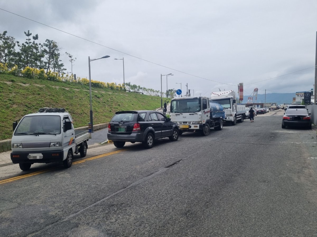 마산 합포수변공원 인근 도로에 불법주정차 돼 있는 차량들. 한 트럭은 산책로 입구를 가로막고 서 있다./뉴스1