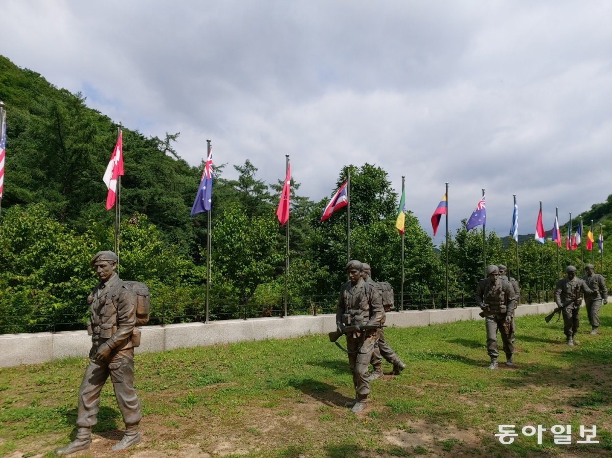경기 파주군 적성면의 설마리 전투 기념공원에 영국 글로스터 대대원들 동상이 세워져 있다. 파주=구자룡 기자