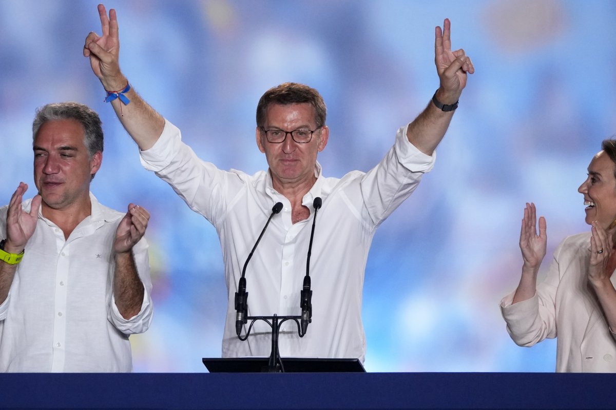 스페인 총선에서 승리한 중도 우파 국민당(PP) 알베르토 누녜스 페이호 대표가 24일 승리를 자축하고 있다. 마드리드=AP 뉴시스