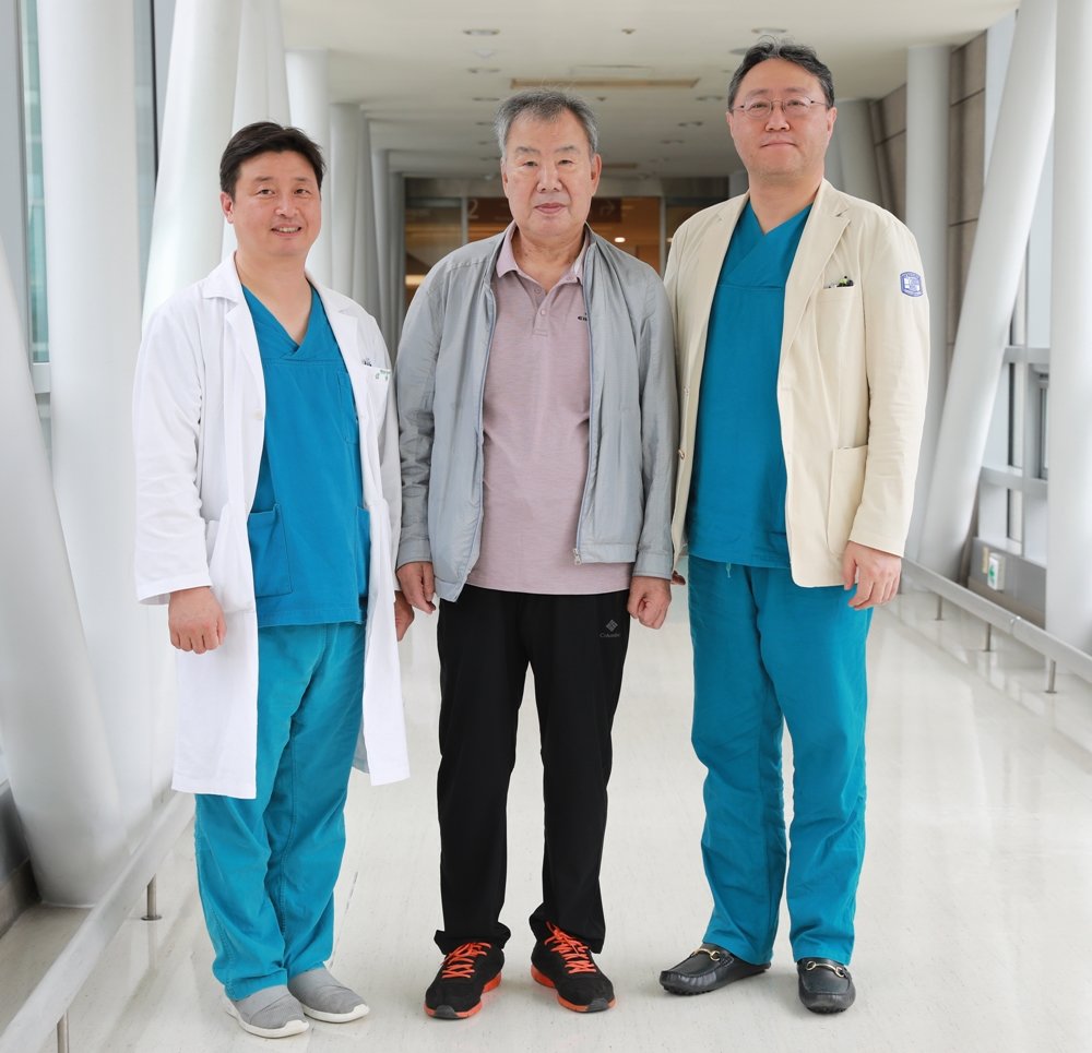 서울성모병원 김장용 교수(왼쪽에서 첫 번째)와 박순철 교수(왼쪽에서 세 번째). 서울성모병원 제공