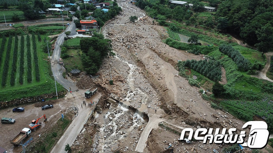 15일 집중호우로 산사태가 발생한 경북 예천군 은풍면 금곡2리 지경터 마을이 폐허로 변해 있다./뉴스1