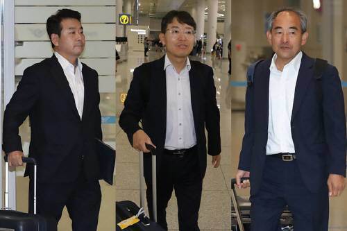 (왼쪽부터) 박준, 최기상, 윤준병 더불어민주당 의원이 25일 오전 인천국제공항을 통해 귀국하고 있다. 뉴스1
