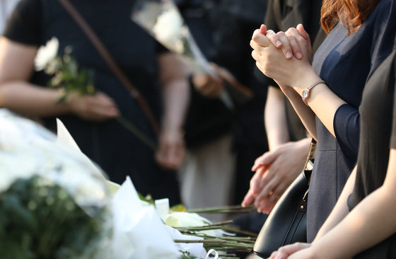 서이초 교사 추모문화제에서 추모객들의 발걸음이 이어지고 있다. /뉴스1 ⓒ News1