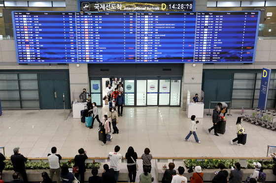 사진은 이날 인천국제공항 입국장에 도착한 관광객들의 모습. 2023.3.29/뉴스1 ⓒ News1